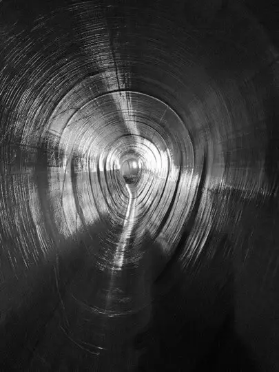 Binnenaanzicht van een met UV‑uitharding gerenoveerde rioolleiding, met duidelijk zichtbare gladde GVK‑linerstructuur na voltooiing van het reliningproces.