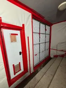 Een hermetische zone in onderdruk, voor gespecialiseerde asbestverwijdering door Renotec.